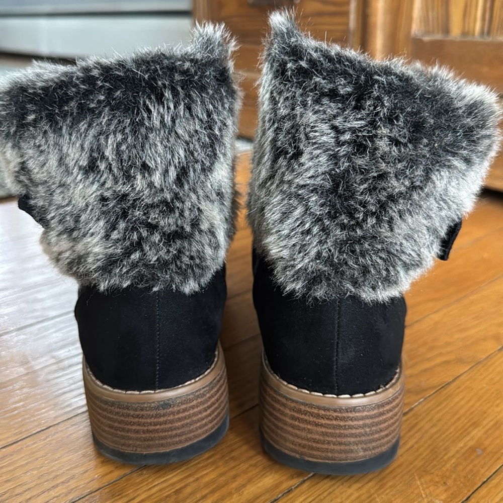 Fur trimmed lace up boots, like new. - Picture 3 of 6